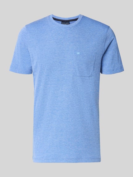 Produktfoto, T-Shirt mit Rundhalsausschnitt und Brusttasche von Christian Berg Men, Herren T-Shirt, Regular-Fit, Material-Mix mit Baumwoll-Anteil, blaue Farbe, feine Textur, Rückenlänge bei Größe M 72 cm.