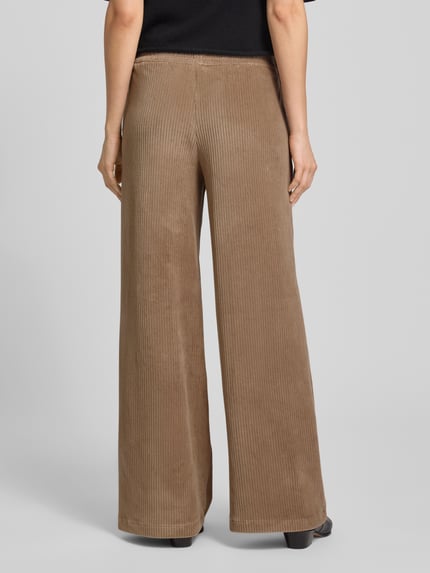Vrouwenmodel draagt Cordhose met Eingrifftaschen und elastischem Bund van Smith and Soul, wijde pijpen, katoenmix, achteraanzicht volledig lichaam.
