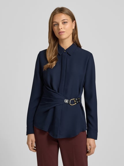 Frauenmodel trägt taillierte Damen Bluse in Wickel-Optik Modell 'KRESHAY' von Lauren Ralph Lauren, dunkelblau, Ganzkörperansicht von vorne.