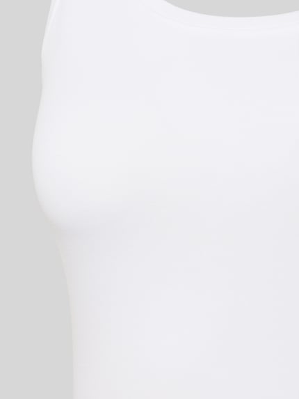 Frauenmodel trägt Slim Fit Top mit Allover-Animal-Print im 2er-Pack von Skiny aus Baumwoll-Mix mit Rundhalsausschnitt, Nahaufnahme Oberkörper.