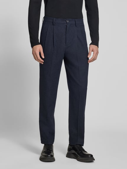 Männermodel trägt Straight Fit Stoffhose mit Baumwoll-Anteil von Lindbergh, dunkelblau, strukturierte Oberfläche, Ganzkörperansicht von vorne. Elastischer Material-Mix, Knopf- und Reißverschluss, Eingriff- und Gesäßtaschen, Kellerfalten, Bundweite bei Größe M 41 cm, Innenbeinlänge bei Größe M 80 cm.