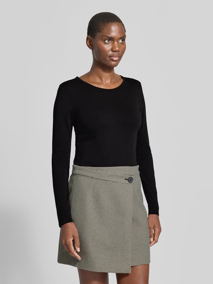 Vrouwenmodel draagt Longsleeve uit katoenmix van ZABAIONE in zwart, getailleerd model, ronde hals, ruglengte maat S 57 cm, vooraanzicht busteshot