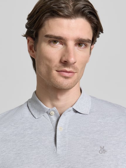 Männermodel draagt Poloshirt met fijn gestructureerd uiterlijk van MARC O’POLO, effen lichtgrijs, katoen, logo op borst, Nahaufnahme bovenlichaam.