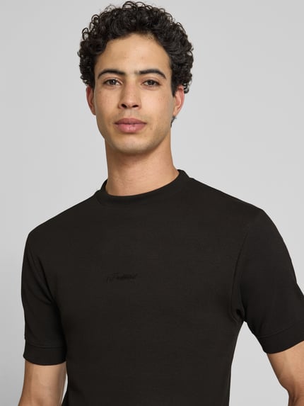 Männermodel trägt Slim Fit T-Shirt mit Label-Stitching von PROHIBITED, Baumwoll-Elasthan-Mix, Rundhalsausschnitt, Nahaufnahme Oberkörper.