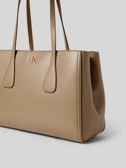 Produktfoto, Tote Bag mit Logo-Detail von CK Calvin Klein in Beige mit geteiltem Hauptfach, schmalen Schulterriemen und Reißverschlussfach, Maße: 37 cm Breite, 25 cm Länge, 16 cm Tiefe, Riemenlänge 63 cm