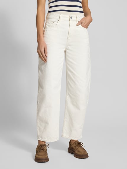 Kobiece model prezentuje Relaxed Fit Jeans aus reiner Baumwolle od Tommy Hilfiger, białe, denim, 5 kieszeni, widok całej sylwetki z przodu.
