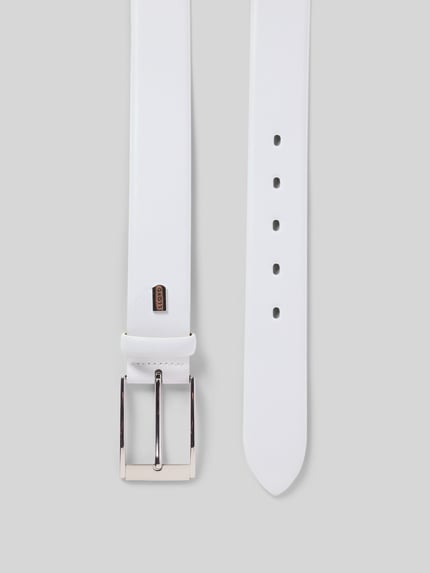 Produktfoto, Gürtel aus echtem Leder von Lloyd Men's Belts in Weiß, klassische Passform, silberne Dornschließe, Label-Detail, glatte Struktur.