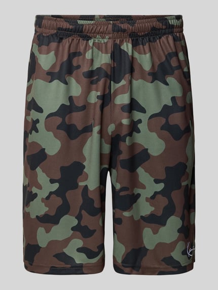 Produktfoto, Regular Fit Shorts mit elastischem Bund von KARL KANI, Camouflage-Muster in Braun und Grün, Logo-Stitching, Strukturmuster, Bundweite 38 cm, Innenbeinlänge 22 cm, Größe M.