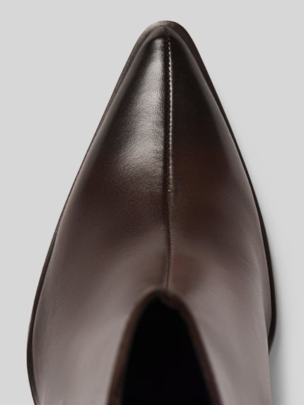 Produktfoto, Stiefelette aus Rindnappa mit Blockabsatz von TAMARIS, unifarbene Optik, spitze Form, sichtbare Nähte, Detailaufnahme