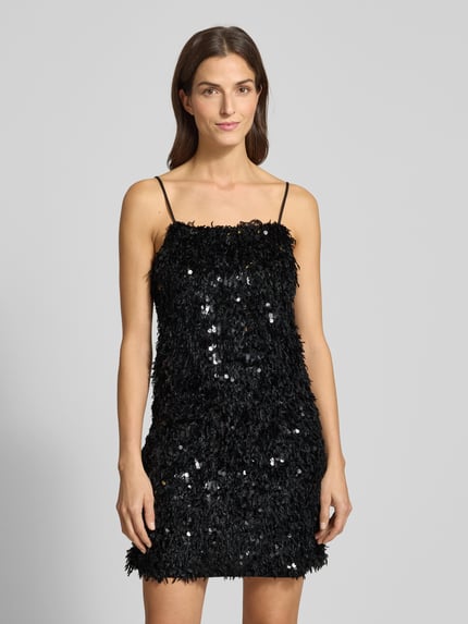 Frauenmodel trägt Minikleid mit Pailletten Modell 'ELIN' von Vila, gerader Schnitt, Spaghettiträger, schwarze Glanztextur, Ganzkörperansicht von vorne.