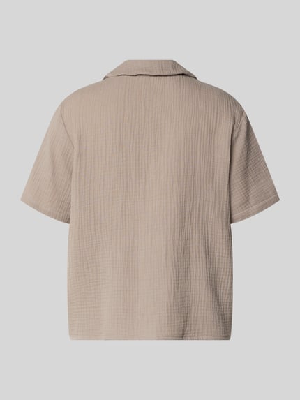 Produktfoto, Relaxed Fit Pyjama-Oberteil mit Brusttasche von Jake*s Casual aus Reiner Baumwolle mit Strukturmuster, sandfarbener Ton, Kurzärmelig, Reverskragen, durchgehende Knopfleiste.