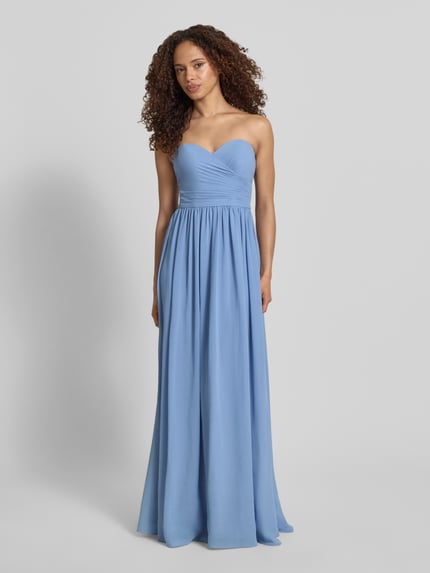 Frauenmodel trägt Maxikleid im Off-Shoulder-Look von Mascara aus Chiffon, Taillierter Schnitt, Rückenreißverschluss, hellblau, Ganzkörperansicht von vorne.