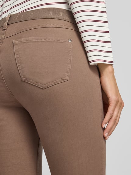 Frauenmodel trägt Slim Fit Jeans aus Baumwoll-Mix Modell 'ORNELLA SPORTY' von ANGELS, braune Farbe, glatte Textur, Nahaufnahme Rückansicht, Damen Slim Fit Jeans von ANGELS.