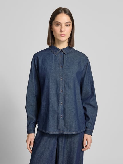 Frauenmodel trägt Regular Fit Jeanshemd mit Hemdblusenkragen Modell 'ARCHER' von ICHI, reine Baumwolle, Knopfleiste, Ganzkörperansicht von vorne
