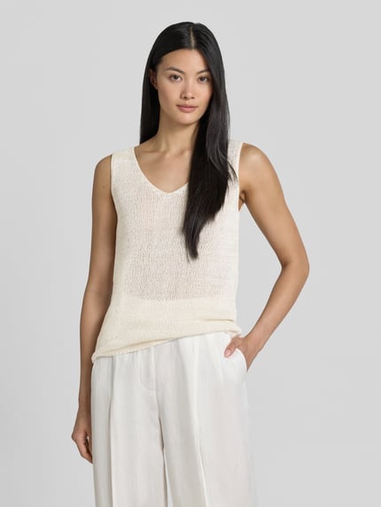 Frauenmodel trägt Regular Fit Top in Strick-Optik von s.Oliver BLACK LABEL in Beige, melierte Textur, Ganzkörperansicht von vorne.