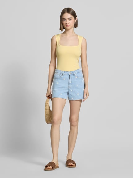 Vrouwenmodel draagt Regular Fit Jeansshorts uit katoenmix model 'JOSEPHINE' van Only in denimlook met motiefstitching, 5-pocketmodel, twill en knoop- en ritssluiting, lichte kleur, textuurmix, katoenmengeling. Volledige lichaamsaanzicht van voren.