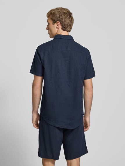 Männermodel trägt Slim Fit Leinenhemd mit Viskose-Anteil Modell 'Bobby' von Blend in Dunkelblau, Leinen-Mix, Kurzärmelig, Rückenlänge 75 cm, Schulterbreite 38 cm, Ganzkörperansicht Rückansicht.