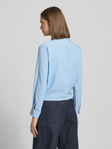 Vrouwenmodel draagt Regular Fit Hemdbluse met Viskose-Anteil model 'LECEY' van Only, look: effen kleuren, overhemdkraag, lange mouw, manchet, knoopsluiting, knoopdetail, Ganzkörperansicht Rückansicht.
