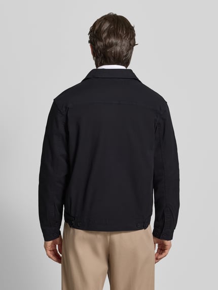 Männermodel trägt zwarte Hemdjacke aus Baumwoll-Mix mit knoopsluiting Modell 'BUCHAN' van Casual Friday, rechte snit, ruglengte 67 cm, Ganzkörperansicht Rückansicht.