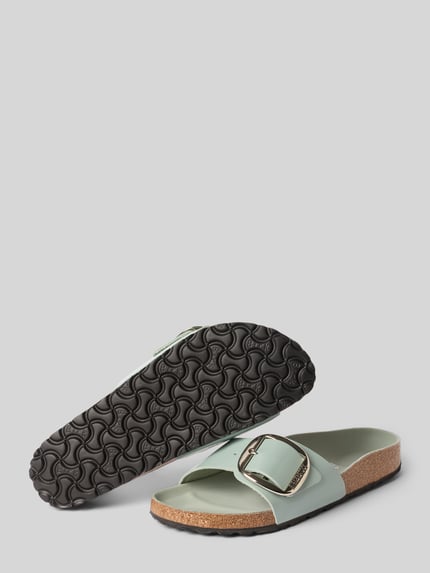Produktfoto, Slides aus Leder mit Dornschließe Modell 'MADRID BIG BUCKLE' von Birkenstock für Damen, Beschichtet, Abgerundete Form, Label-Prägung, Profilierte Sohle, Absatzhöhe 4 cm bei Größe 40, mintgrün, Sohle schwarz, glänzende Oberfläche, dezente Maserung