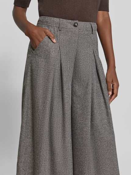 Vrouwenmodel draagt Wide Leg Hose mit Falten und Eingrifftaschen van Apricot in grijs Materiaalmix met viscose, knoopsluiting, steekzakken, plooien, detailopname van het bovenbeen