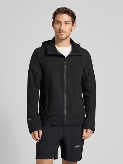 Männermodel trägt schwarze Regular Fit Jacke mit Kapuze Modell 'BARMSTEDT' von Icepeak, Reißverschluss, Stehkragen, Logo-Print, Ganzkörperansicht von vorne. Rückenlänge bei Größe 50: 78 cm, Schulterbreite: 43 cm, Brustweite: 54 cm, Ärmellänge: 71 cm, Armtasche mit Reißverschluss, Eingrifftaschen.