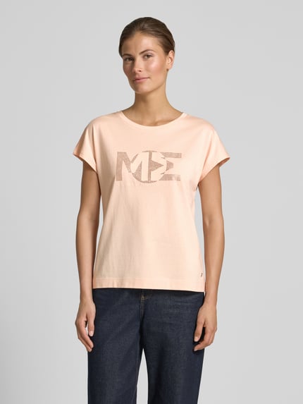 Vrouwenmodel draagt Regular Fit T-shirt met Ziersteinbesatz van monari, mix van katoen en modal, ronde hals, ruglengte maat 36: 57 cm, lichte perzikkleur, rechte vorm, zachte textuur, Ganzkörperansicht van voren.