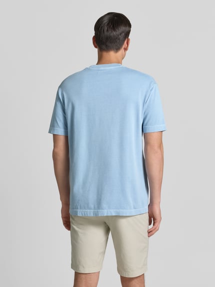 Männermodel trägt Relaxed Fit T-Shirt aus reiner Baumwolle von Marc O'Polo in Optik: Unifarben, Materialverarbeitung: Jersey, Ganzkörperansicht Rückansicht.