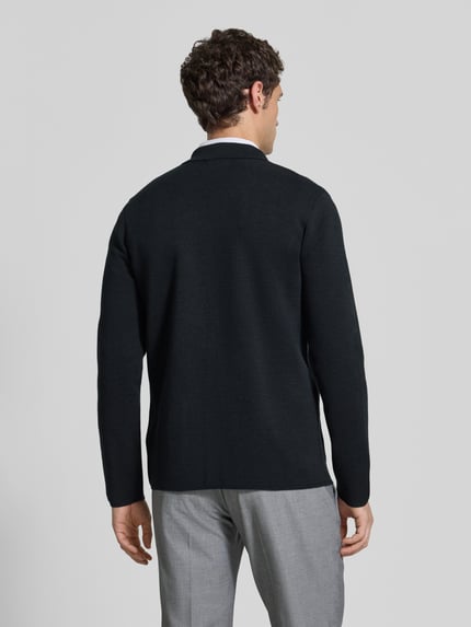 Męski model nosi Regular Fit Strickjacke aus Woll-Mix mit Reverskragen von Christian Berg Men, czarny, mieszanka wełny, krój regular fit, kołnierz z połami, na całej długości listwa guzikowa, krój z długim rękawem, długość tyłu dla rozmiaru M: 70 cm, długość rękawów dla rozmiaru M: 64 cm, widok całej sylwetki od tyłu