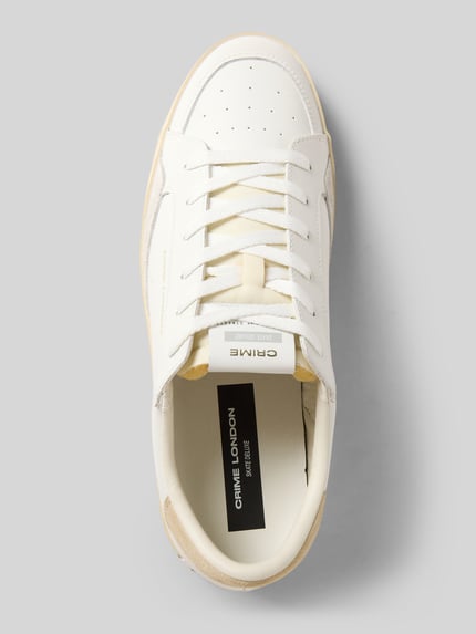 Produktfoto, Sneaker mit Logo-Detail Modell 'Deluxe' von Crime London in Weiß mit abgerundeter Passform, Schnürverschluss und profilierter Sohle, Absatzhöhe 4 cm, Schafthöhe und Schaftweite 9 cm bei Größe 44.