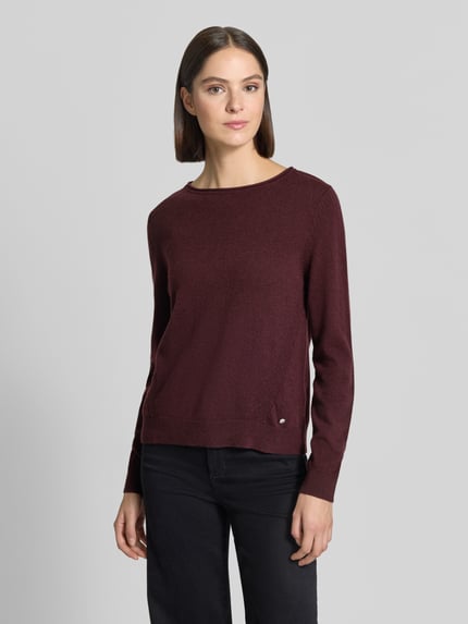 Frauenmodel trägt Regular Fit Pullover aus Schurwoll-Kaschmir-Mix Modell 'Lisa' von Brax in Dunkelrot, glatte Textur, Ganzkörperansicht von vorne, Damen Pullover von Brax.