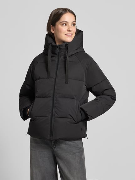 Vrouwenmodel draagt zwarte Regular Fit Steppjacke aus Material-Mix Modell 'Pavinaria' van MSCH Copenhagen, met capuchon en rits, zakken, vooraanzicht bovenlichaam.