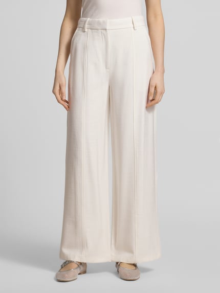 Frauenmodel trägt Wide Leg Anzughose aus Viskose-Mix von Calvin Klein Womenswear in Optik: Unifarben, Passform: Wide-Leg-Pants, Strukturmuster, Gürtelschlaufen, Verschluss: Schiebehaken, Knopf und verdeckter Reißverschluss, seitliche Eingrifftaschen, Paspeltaschen, Material: Viskose-Mix, helle Farbe, strukturierte Oberfläche, Ganzkörperansicht von vorne.