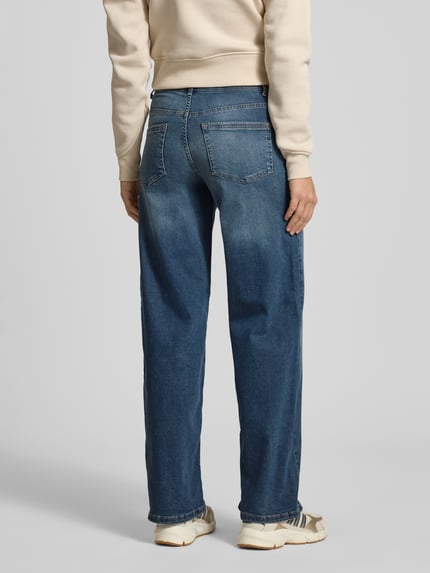 Kobiece modelka nosi jeansy z szerokimi nogawkami Wide Leg Jeans aus Baumwoll-Mix Model 'MADISON BLUSH' od Only, z efektem melanżu, krój wide fit, wysoki stan, szlufki na pasek, zapięcie na guzik i zamek błyskawiczny, 5 kieszeni, wykończenie: mieszanka bawełny, denim, całe spodnie widoczne, widok z tyłu.