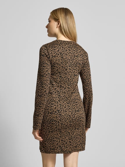 Vrouwenmodel draagt Regular Fit Freizeitkleid met Animal Print van Vero Moda, mini-lengte, lange mouwen, rechte zoom, rugaanzicht.