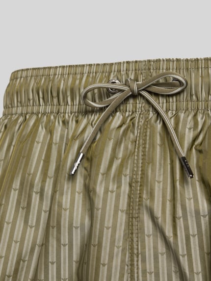 Produktfoto, Regular Fit Badeshorts mit Allover-Logo-Print von Emporio Armani für Herren, elastischer Bund mit Tunnelzug, beigegrüner Stoff, feine Streifenstruktur