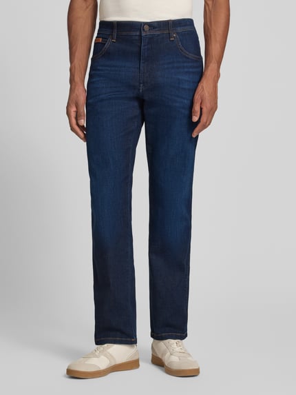 Männermodel trägt Straight Fit Jeans im 5-Pocket-Design Modell 'Texas' von Wrangler, donkerblauw, katoenmengsel met stretch, voorkant, Nahaufnahme Oberkörper.