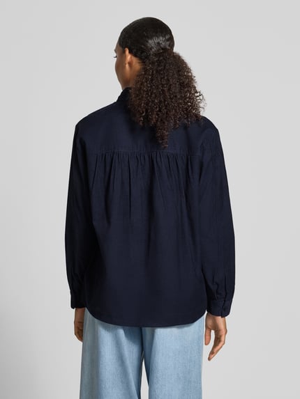 Vrouwenmodel draagt Regular Fit blouse uit fijne corduroy van puur katoen met overhemdkraag en knoopsluiting van Christian Berg Woman, ruglengte maat 36 67 cm, mouwlengte maat 36 45 cm, donkerblauw, volledige rugaanzicht.