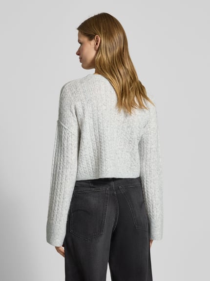Frauenmodel trägt Regular Fit Pullover in Strick-Optik Modell 'Milla' von Noisy May, hellgrau, Trompetenärmel, Rückansicht, Damenmode