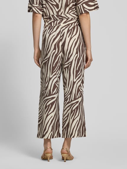 Frauenmodel trägt Regular Fit Culotte aus Lyocell-Viskose-Leinen-Mix von s.Oliver BLACK LABEL mit braun-beigem Zebrastreifenmuster, Ganzkörperansicht Rückansicht. Damen Culotte von s.Oliver BLACK LABEL.