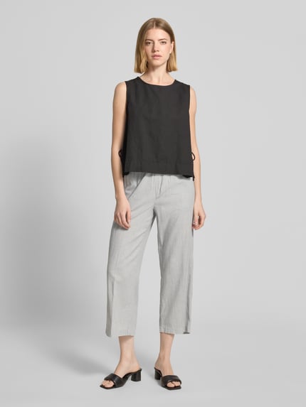 Frauenmodel trägt Culotte mit französischen Eingrifftaschen Modell 'Linn' von Angels, Reine Baumwolle, Loose-Fit, elastischer Bund, hellgrau, glatte Textur, Ganzkörperansicht von vorne.