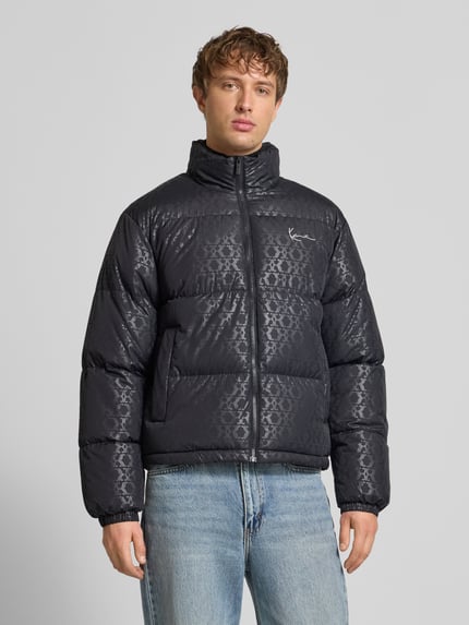 Karl Kani Kurtka w stylu puffer o kroju regular fit z nadrukiem z logo na całej powierzchni model 'Signature' Czarny 4