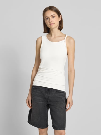 Frauenmodel trägt Trägertop mit Knotendetail Modell 'KIA' von Topshop aus Baumwoll-Elasthan-Mix, Slim-Fit, in Weiß, Ganzkörperansicht von vorne.