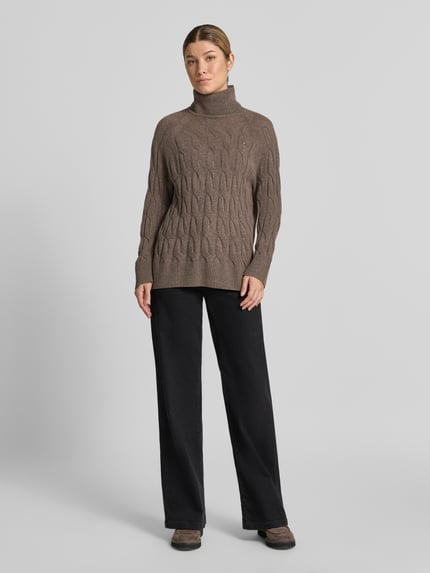 Modelka kobieca ma na sobie Relaxed Fit Rollkragenpullover aus reiner Wolle od Tommy Hilfiger, brązowy sweter z wyraźnym splotem i czarnymi spodniami, zdjęcie całej sylwetki z przodu, damski golf Tommy Hilfiger