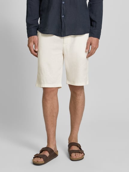 Männermodel trägt Tapered Chinoshorts aus Leinen-Mix Modell 'DS_3S' von BOSS Orange in Beige, lockere Passform, Flammgarn, Ganzkörperansicht von vorne.