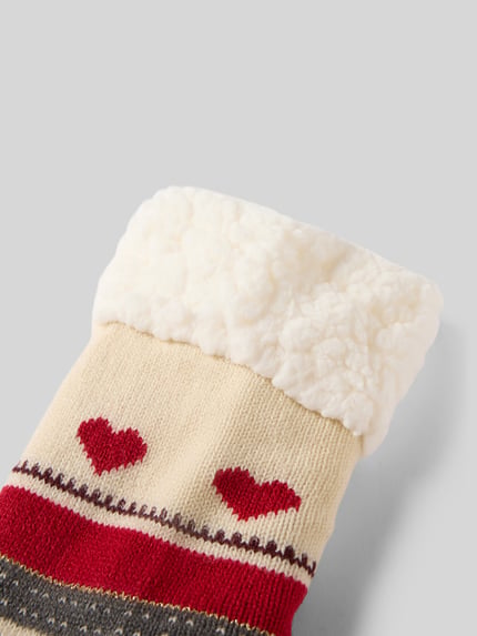 Produktfoto, Socken mit Kunstfellbesatz Modell 'Norweger Reindeer Home' von CAPELLI NEW YORK, kremowy kolor, czerwone serca, wzór allover, struktura miękka, noppen, kontekst: damskie skarpetki z futrzanym wykończeniem