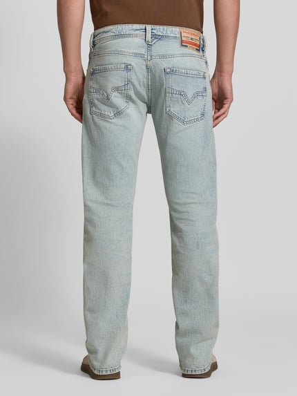 Männermodel trägt Straight Fit Jeans aus mieszanka bawełny od Diesel w jasnym niebieskim kolorze, detal z logo, 5 kieszeni, zapięcie na guzik i zamek błyskawiczny, długość wewnętrzna nogawki 81 cm, szerokość w rozmiarze 32/32: 41 cm, ganzkörperansicht rückansicht.