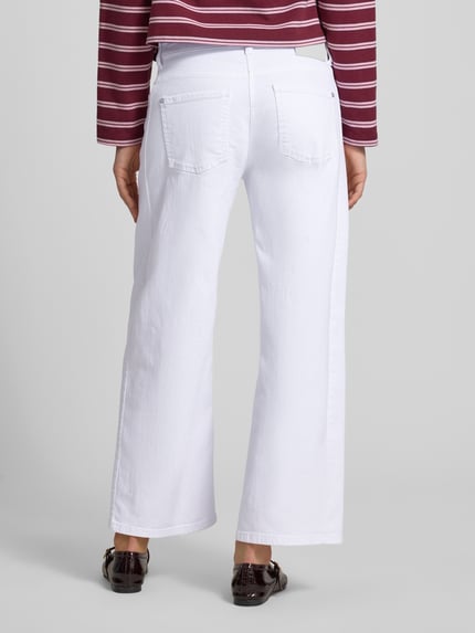 Männermodel trägt białe spodnie materiałowe Wide Fit Stoffhose im 5-Pocket-Design Modell 'Oria' von Cambio, elastyczna mieszanka bawełny, skrócony krój, szerokość w rozmiarze 36: 38 cm, długość wewnętrzna nogawki w rozmiarze 36: 69 cm, widok całej sylwetki z tyłu