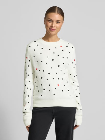 Frauenmodel trägt Regular Fit Strickpullover mit Stickereien von Tom Tailor Denim, unifarben mit schwarzen Punkten und Herzen, Crew Neck, langarm, gerippte Abschlüsse, Stricktextur, Ganzkörperansicht von vorne.