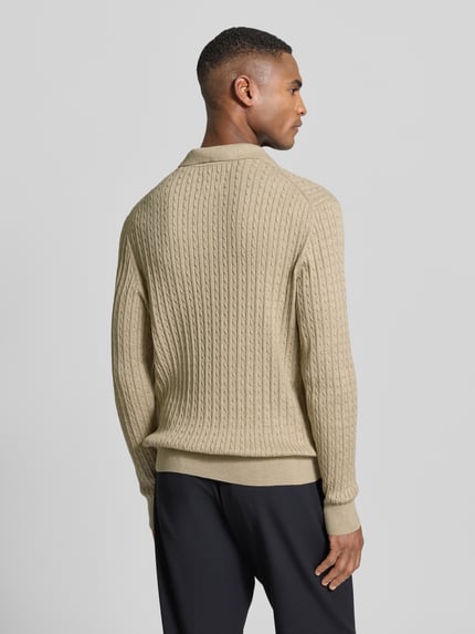 Männermodel trägt Strickpullover mit Polokragen van MCNEAL in beige met gebreide textuur, regular fit, rugaanzicht, herenmode.